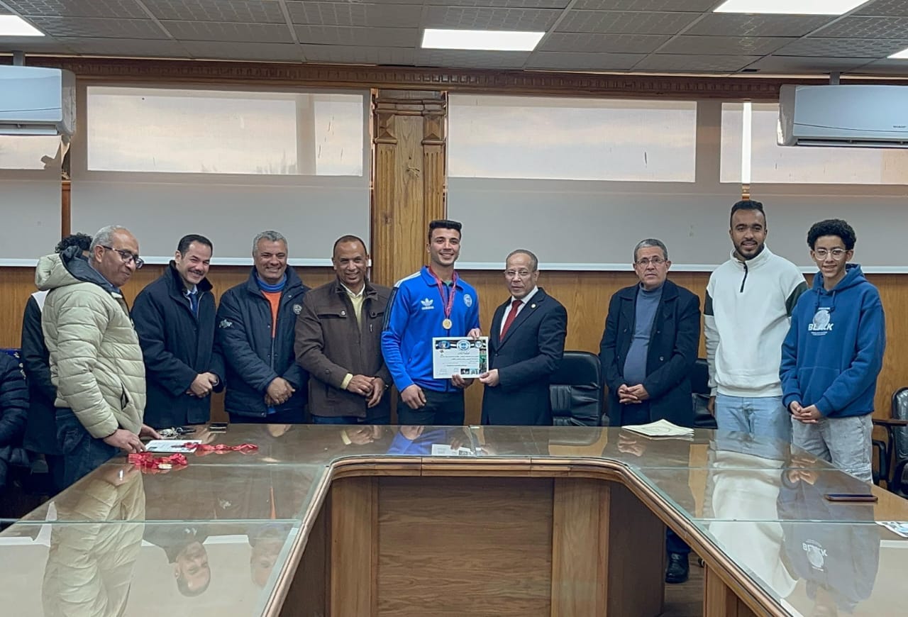 مشاركة طلاب كلية السياحة والفنادق ببطولة مصارعة الذراعين
