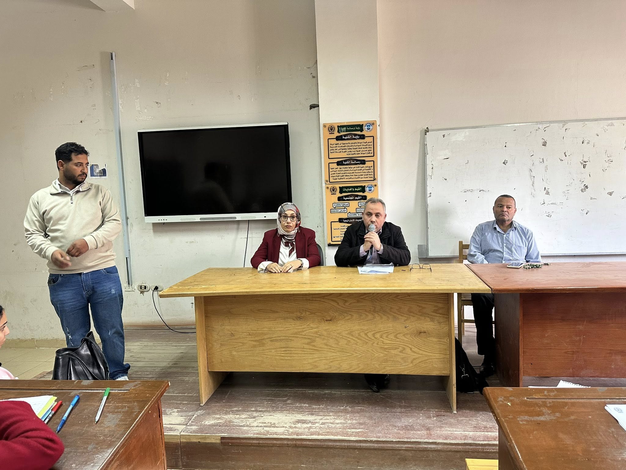 عميد الكلية الأستاذ الدكتور/ فاتن العليميتعقد لقاءا وديا مع طلاب الكلية