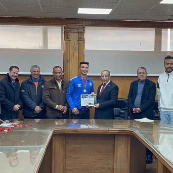 مشاركة طلاب كلية السياحة والفنادق ببطولة مصارعة الذراعين